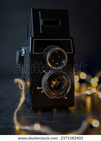 TLR camera with light reflections in the glass