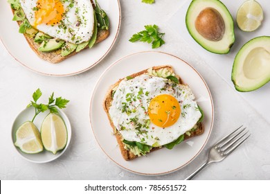 Toast mit Avocado, Spinat und gebratenem Ei, Draufsicht
