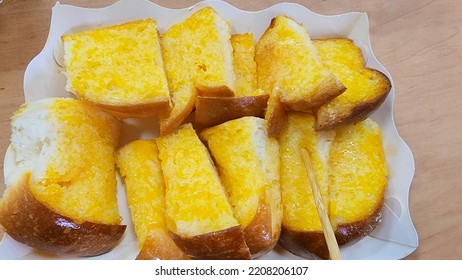 Toast. Buttered Bread Sprinkled With Granulated Sugar. Mild Sweet Taste. Sliced Bread
Served On A Plate. High-calorie Sweets. It Is Not Suitable For Obese People Or Fat People. Street Food In Thailand