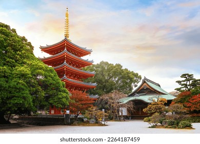Tochoji Temple located in Hakata district. First built by Kobo Daishi by the sea, moved to current place by Kuroda Tadayuki, designated a historical site by Fukuoka City
