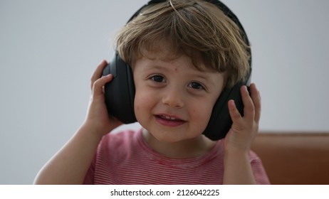 12,120 Boy Using Headphone Images, Stock Photos & Vectors | Shutterstock