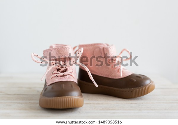 girls pink duck boots