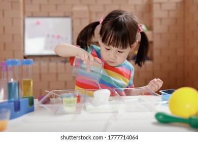 Toddler Girl  Play Science Experiments For Homeschooling 