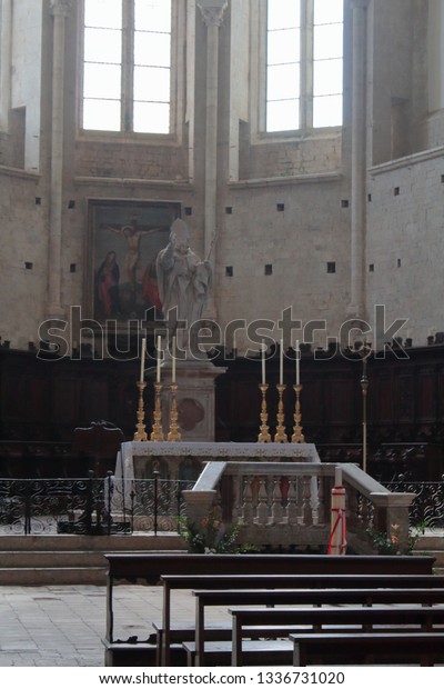 todi.perugia/italt-02/16/2019:the co-cathedral has a\
Latin cross structure. The church is divided into four naves, with\
three aisles of larger dimensions and the fourth flanked by the\
nave on the\
righ
