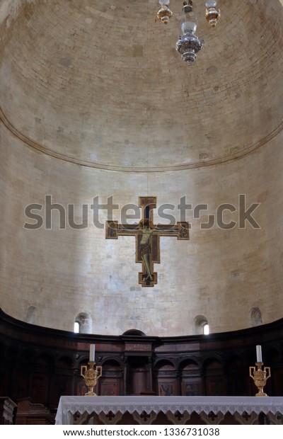 todi.perugia/italt-02/16/2019:the co-cathedral has a\
Latin cross structure. The church is divided into four naves, with\
three aisles of larger dimensions and the fourth flanked by the\
nave on the\
righ