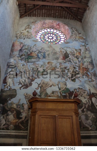todi.perugia/italt-02/16/2019:the co-cathedral has a
Latin cross structure. The church is divided into four naves, with
three aisles of larger dimensions and the fourth flanked by the
nave on the
righ