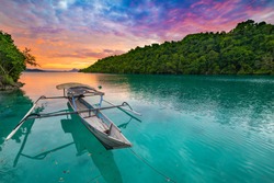 Isole Togiane Indonesia Tramonto Sul Mare Dei Caraibi, Cielo Drammatico, Barca Tradizionale Galleggiante Sulla Laguna Blu Verde Nelle Isole Togean, Sulawesi, Destinazione Di Viaggio In Indonesia.