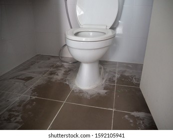 The toiler and rest room is grouting protect leak protection 
