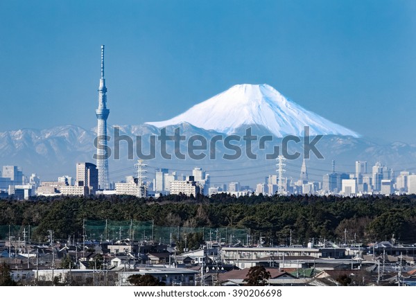 东京都市景观 东京天空树与东京市中心建筑和冬季山富士背景 库存照片 立即编辑