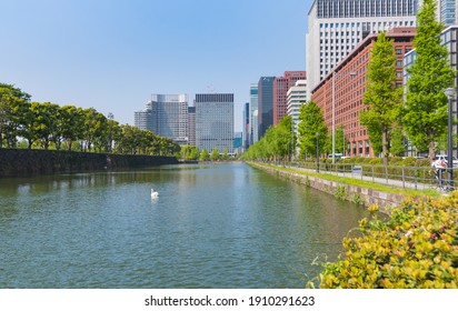 TOKYO, JAPAN- APRIL 20,2018 : Imperial Palace Moat Near Office Buildings,located At Marunouchi District Of Tokyo. 