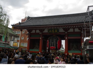 Tokyo, Japan - august 22 2019: Crowd of people at the gates of the Sensō-ji buddhist temple