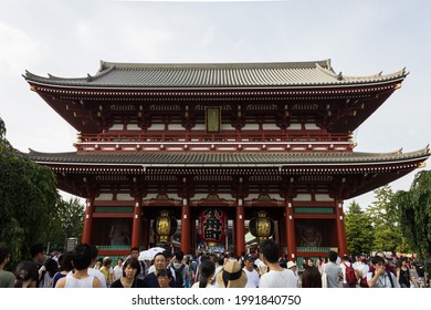 Tokyo, Japan - august 22 2019: People at the south gate of the Sensō-ji buddhist temple