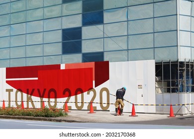 TOKYO, JAPAN - August 26, 2021: Street Corner In Tokyo's Nihonbashi Area With Tokyo 2020 Design Fence In Front Of A Demolition Site Where Nishikawa Store Used To Be.