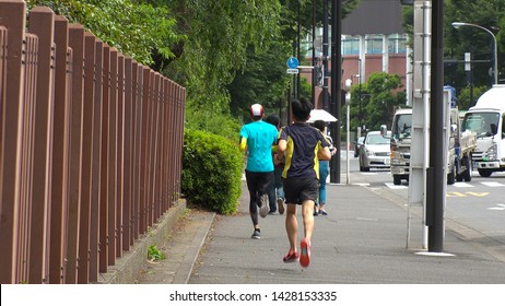 男性 後ろ姿 歩く の画像 写真素材 ベクター画像 Shutterstock