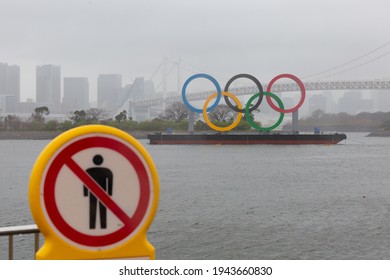 TOKYO, JAPAN - March 21, 2021 : The Olympic Symbol Monument In The Rain At Odaiba Marine Park, One Of The Venues For Tokyo 2020 Olympic Games. 