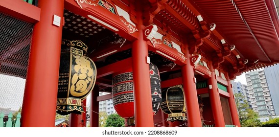 TOKYO, JAPAN - NOVEMBER 11 2019: The Hozomon Gate At Senso Ji Temple.