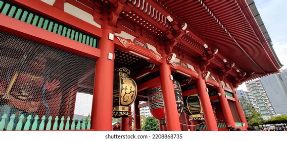 TOKYO, JAPAN - NOVEMBER 11 2019: The Hozomon Gate At Senso Ji Temple.