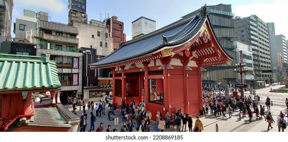 TOKYO, JAPAN - NOVEMBER 11 2019: The Hozomon Gate At Senso Ji Temple.