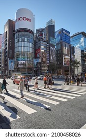 Tokyo, Japan – November 13, 2007: Historical Ginza Crossing In Front Of Ricoh Advertisement Tower With Eco- Powered Billboard On The Roof Of The San-ai Dream Center. Tokyo. Japan