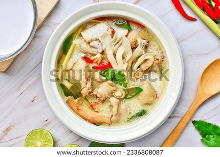 Tom kha Kai,Thai chicken in coconut milk  soup ,It's a kind of Thai food.  It is a curry with coconut milk, chicken and mushrooms. Top view Foto stock © 