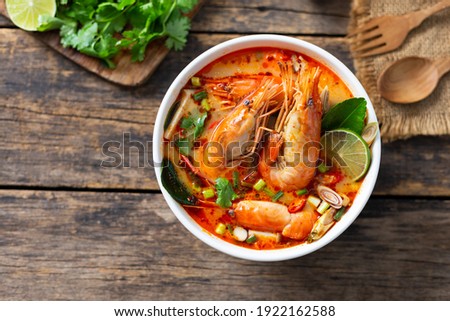Tom Yam Kung ,Prawn and lemon soup with mushrooms, thai food in white bowl top view Foto stock © 
