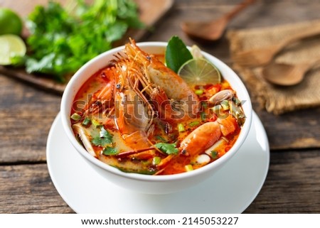 Tom Yam Kung ,Prawn and lemon soup with mushrooms, thai food in wooden bowl top view Foto stock © 