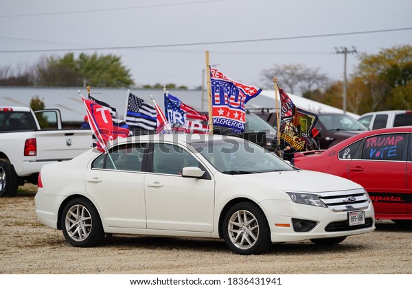 Tomah, Wisconsin / USA - Oct 17th,
2020: Pro president trump and blue lives matter supporters gathered
and paraded through the streets showing support.
