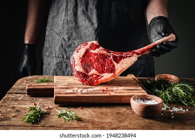 Tomahawk steak in the hands 