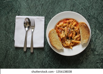 Tomato Basil Pasta With Garlic Bread