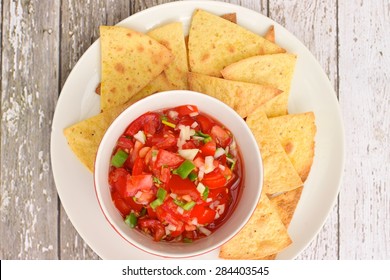 Tomato Salsa Dip With Tortilla Chips