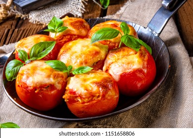 Tomaten, gefüllt mit Reis und Käse aus dem Ofen