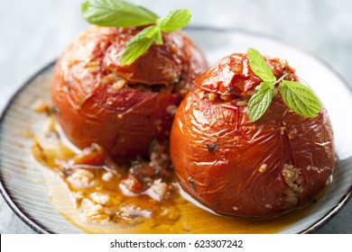 Tomaten, gefüllt mit Reis und Kräutern, im Ofen mit Olivenöl gekocht