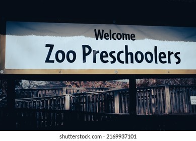 Symbole d'accueil de jeunes enfants du zoo Toned pour des excursions en plein air dans le nord du Texas, en Amérique. De jolis textes d'accueil pour les activités scolaires des enfants.