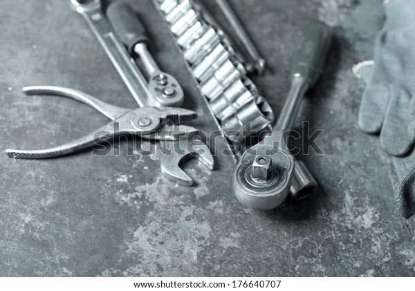 tools for car\
repair