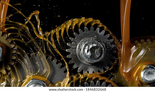 Tooth gear wheel with oil splashes, freeze\
motion, lubrication\
concept