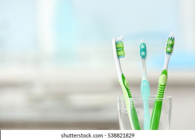 Zahnbürsten auf unscharfem Hintergrund