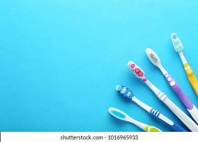 Zahnbürsten auf blauem Hintergrund