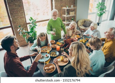 Top Above High Angle Photo Of Big Family Sit Table Celebrate November Event Thanksgiving Day Enjoy Roast Chicken Meal Retired Man Stand Hold Champagne Toast Small Little Relatives In House