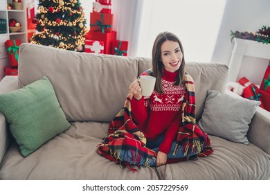 Top above high angle view full body photo of young girl cheers drink yummy latte decoration december indoors