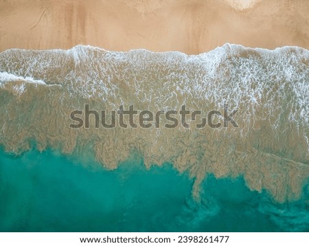 Similar – Luftaufnahme Panoramadrohne Blick auf den blauen Ozean Wellen, die am Sandstrand in Portugal erdrücken.