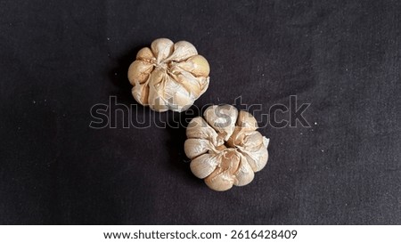 The top down perspective highlights the radial pattern of the garlic cloves.