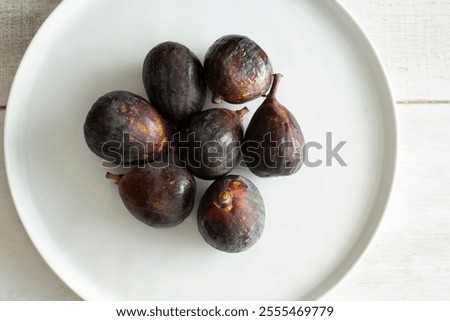 A top down view of a layer of black mission figs.