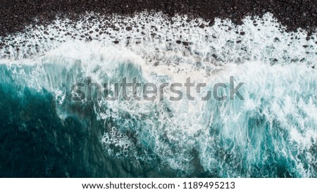 Similar – Foto Bild Luftaufnahme Panoramadrohne Blick auf den blauen Ozean Wellen, die am Sandstrand in Portugal erdrücken.