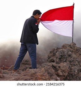 Top Of Mount Fuji, August 2019. Indonesian People Kissing The Indonesian Flag On The Top Of Mount Fuji, Japan. When It Coincided With Indonesia's Independence Day