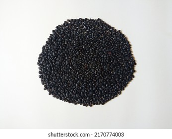 Top veiw, Seeds black beans (vigna mungo) isolated on white paper texture for background, Phaseolus mungo, Food, Grains, Closeup