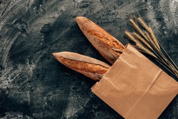 Draufsicht Von Arrangierten Französischen Baguettes In Papiertüten Und Weizen Auf Dunklem Tisch Mit Mehl