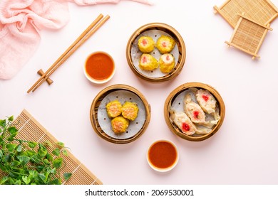 Top View Of Assorted Chinese Dimsum In Bamboo Basket. Dimsum Is A Large Range Of Small Dishes That Cantonese People Traditionally Enjoy In Restaurants For Breakfast And Lunch.