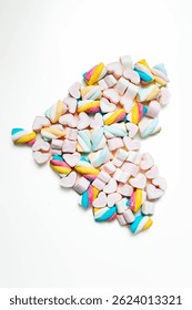 Top view of assorted marshmallows in soft colors like pink, blue, yellow, and white. A fun and romantic candy concept, perfect for Valentine's Day or dessert themes.