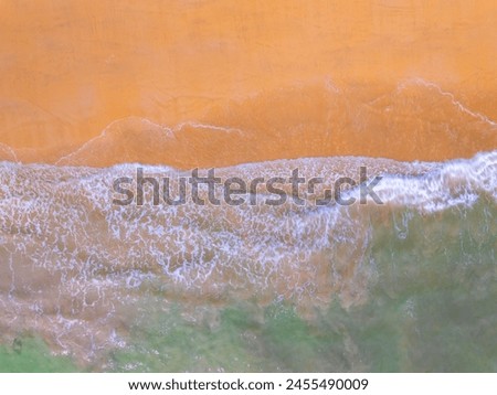 Foto Bild Luftbild Panoramadrohne Blick auf blaue Meereswellen und schönen Sandstrand in Portugal