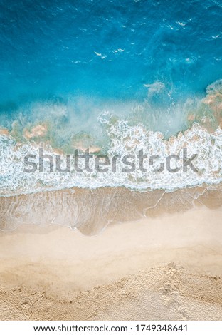 Similar – Luftaufnahme Panoramadrohne Blick auf den blauen Ozean Wellen, die am Sandstrand in Portugal erdrücken.